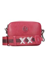 Borsa a tracolla rosa in pelle con finitura lucida, dotata di una patch con logo e di una ampia tracolla regolabile con un design texturizzato rosa e bianco.