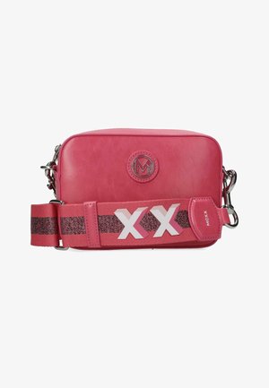 Roze leren crossbody tas met een glanzende afwerking, voorzien van een logopatch en een brede verstelbare strap met een gestructureerd roze en witte design.