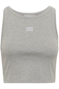 Grå ribbet crop top med rund halslinning og subtilt hvitt logo på forsiden. Glatt tekstur, tettsittende design og ermeløs stil.