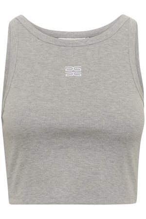 Szürke bordázott rövid top kerek nyakkal és finom fehér logóval az elején. Sima textúra, testhezálló fazon és ujjatlan stílus.