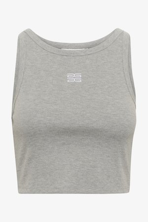 Top corto de canalé gris con escote redondo y un sutil logo blanco en el frontal. Textura suave, diseño ajustado y estilo sin mangas.