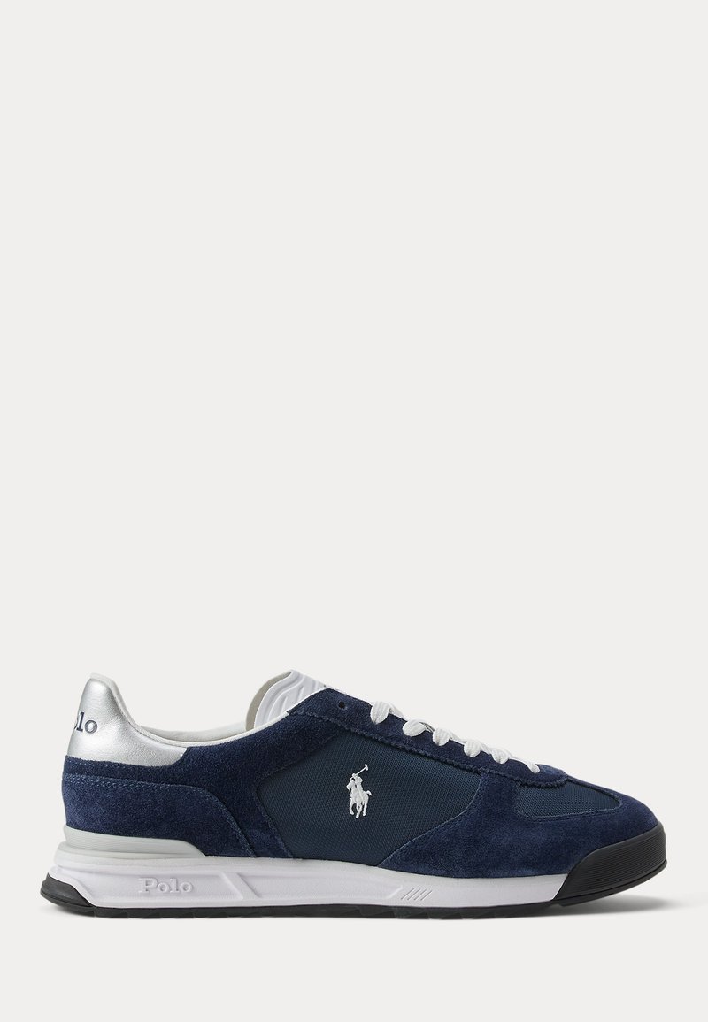 Heren Polo sneaker in marineblauw en wit met suède en mesh panelen, witte veters en het Polo-logo aan de zijkant en hiel.