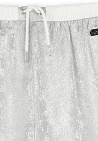 Zilveren shorts gemaakt van een glinsterende, gekleurde stof. Heeft een elastische tailleband met een witte trekkoord en een klein logolabel.