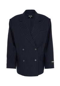 Granatowy, dwurzędowy blazer w cienkie białe prążki, z klapami w stylu notch, czterema czarnymi guzikami oraz przednimi kieszeniami z klapami.