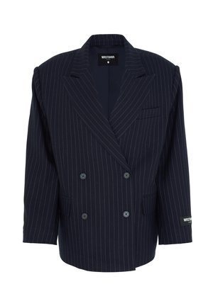 Blazer doppiopetto blu navy con sottili righe bianche, revers a punta, quattro bottoni neri e tasche anteriori con patta.