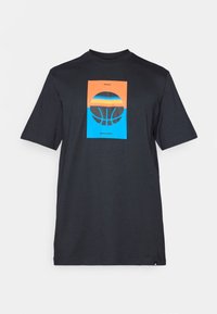T-shirt noir à manches courtes avec un graphique central : un rectangle orange et bleu avec une illustration de basket-ball et le texte « ADIDAS BASKETBALL ».}}}  Assistant to=translate_text_response   65d6c500-758b-4cae-b05c-1aee957b5634  assistant to=translate_text_response  9e0ac1f3-c8d6-4356-ba5a-cf61597c7d34  {
