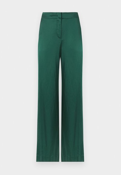 Lainelised püksid sügavas rohelises toonis, valmistatud sileda materjaliga. Omavad tasast vöökirja ja esiosa luku sulgemist. Ilma nähtavate mustrite või aktsentideta.