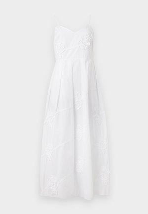 Rochie albă lungă, fără mâneci, cu bretele subțiri și broderie florală subtilă pe corset și fustă.