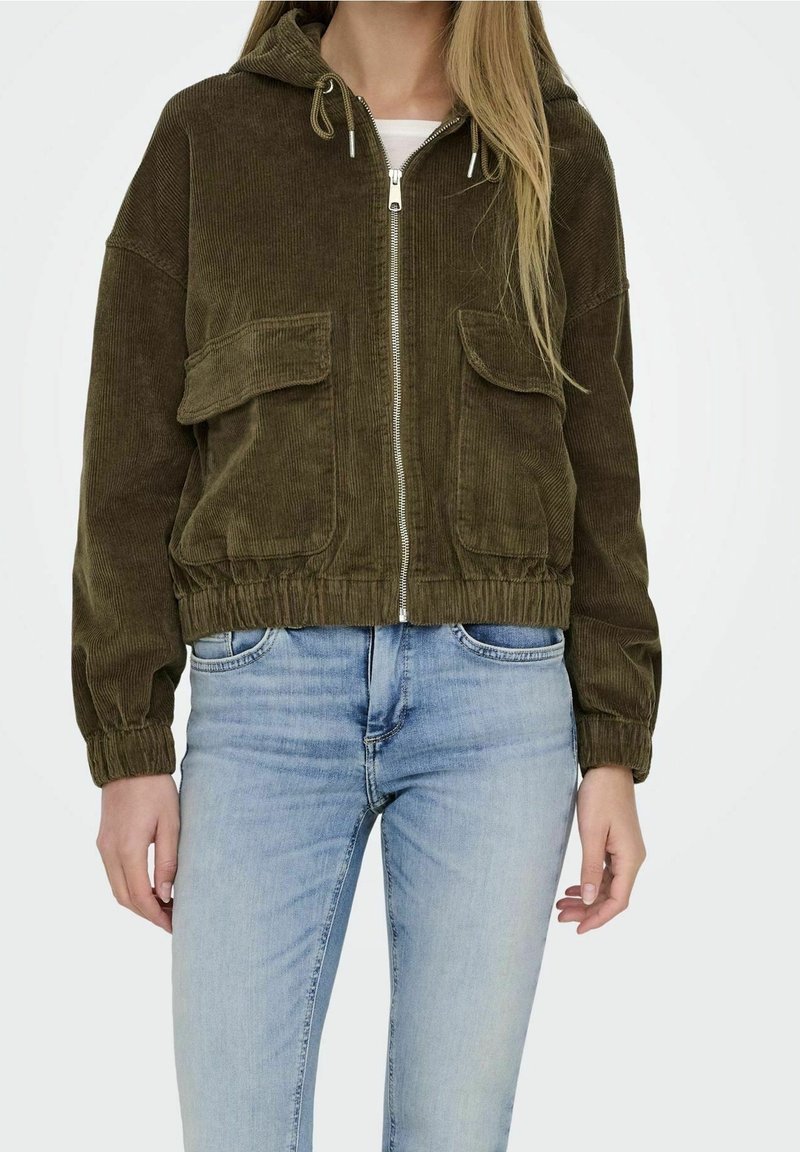 Olivgrön kordfl succulent jacka med huva, silverfärgad framdragkedja, elastiska ärmslut och två fickor framtill. Har en kortad design.