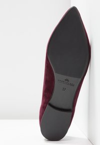 Chaussure plate en daim bordeaux à bout pointu avec semelle noire, taille 37, et logo "Copenhagen" embossé sur la semelle.