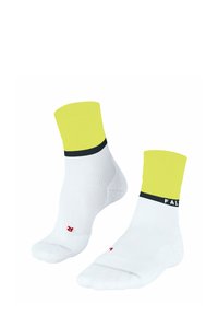 Calzini sportivi bianchi con un polsino a coste giallo, striscia nera e logo rosso alla caviglia. Realizzati in un tessuto liscio e traspirante.