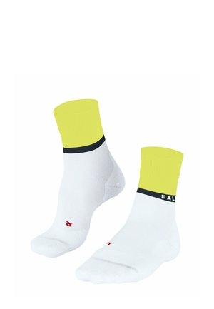 Calzini sportivi bianchi con un polsino a coste giallo, striscia nera e logo rosso alla caviglia. Realizzati in un tessuto liscio e traspirante.