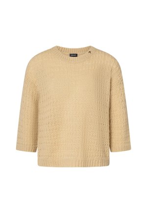 Beiger grob gestrickter Pullover mit Dreiviertelärmeln und rundem Halsausschnitt, mit sichtbarem Markenschild innen am Kragen.