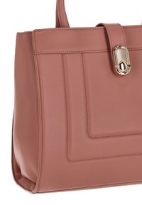 Rózsaszín, strukturált bőr kézitáska téglalap alakú sziluettel, függőleges varrással és aranyszínű kapocsdísszel.