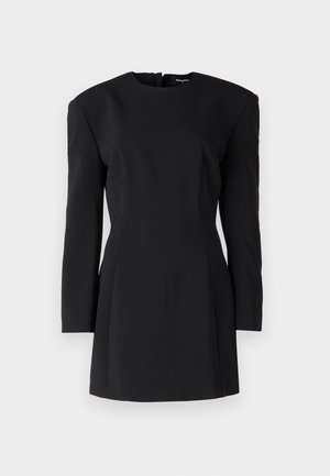Schwarzes strukturiertes Kleid mit langen Ärmeln, hohem Ausschnitt und ausgeprägten Schulterpolstern. Figurbetonte Silhouette, die zu einem kurzen Saum verjüngt. Glatte Textur.