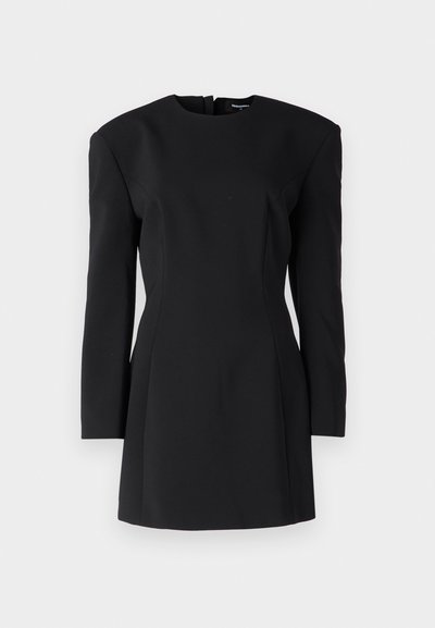 Robe noire structurée avec des manches longues, un col montant et des épaulettes prononcées. Silhouette ajustée se rétrécissant vers un ourlet court. Texture lisse.