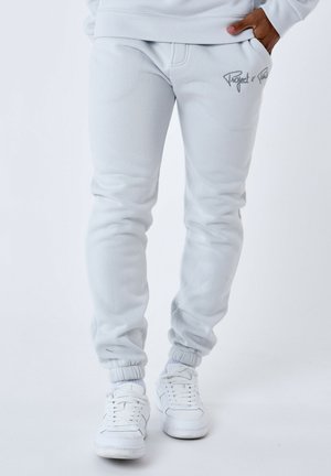 Pantaloni della tuta grigio chiaro realizzati in tessuto morbido, caratterizzati da una vestibilità slim, polsini elasticizzati e un discreto dettaglio con logo sulla parte anteriore.