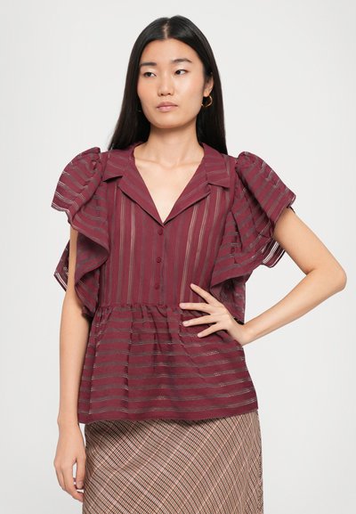 Bordeaux blouse met verticale strepen, V-hals, knoopsluiting aan de voorkant en gerimpelde mouwen. Heeft een zachte stof met een gestructureerde afwerking.
