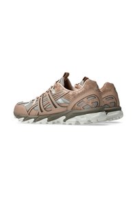 Lichtbruine sportschoenen van mesh en leer, met textuuraccenten, vetersluiting en een grijze achterpand. Dikke witte en grijze zool.