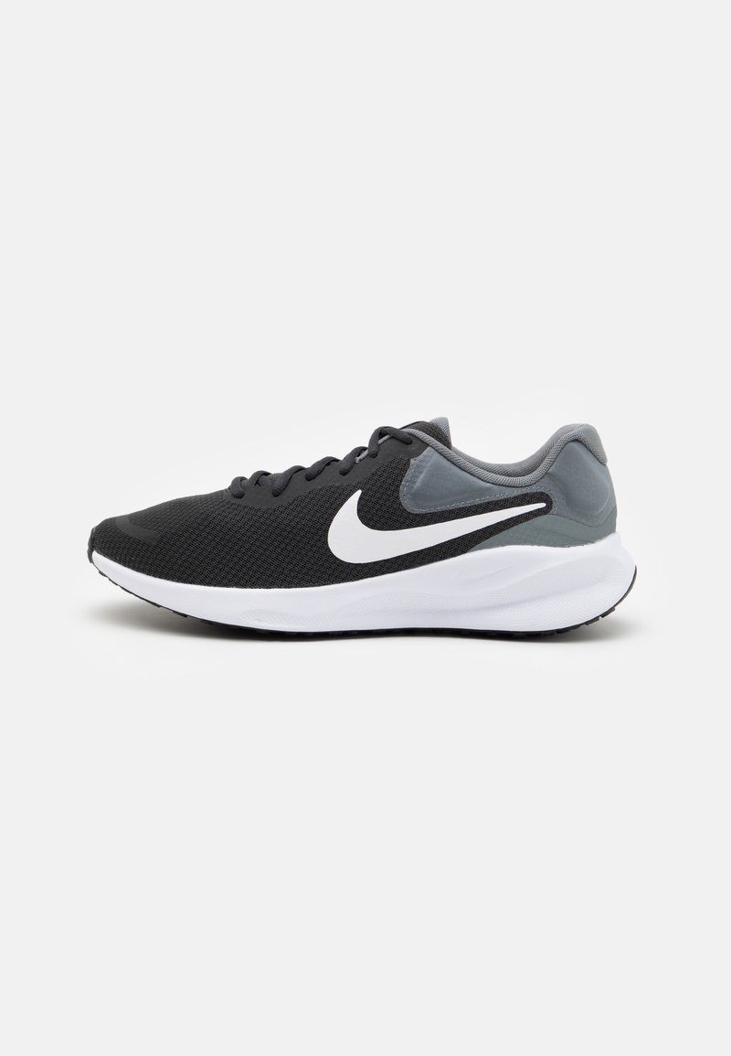 Chaussure de sport noire et grise avec une tige en mesh, une semelle intermédiaire blanche et une semelle extérieure noire texturée. Dispose d'un accent logo blanc sur le côté.
