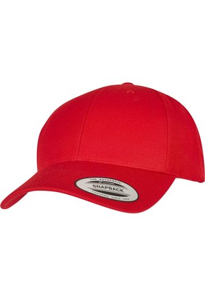 Crvena snapback kapa s strukturiranim dizajnom, ravnim vizirima i teksturom tkanine. Ima okrugli logotip na prednjem dijelu.
