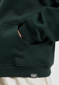 DEF HOODY - Lukuga pusa - dark green
