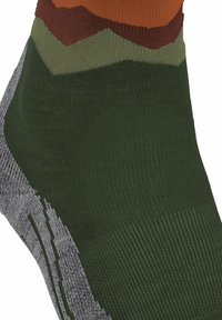 Calza corta multicolore con bande testurizzate in marrone, verde e arancione, con un accento grigio vicino al tallone e dettagli a costina.