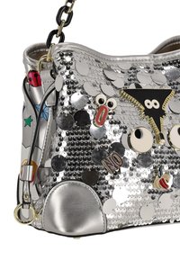 Ezüst flitteres kézitáska lekerekített formával, színes díszítésekkel, játékos mintákkal és láncos pánttal a hordozáshoz.