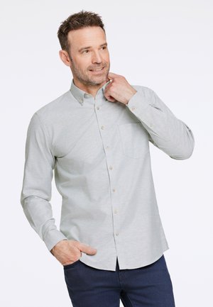 Lichtgrijze, langärmige knoopshirt met een borstzak, ronde kraag en beige knopen, gemaakt van textuurstof.