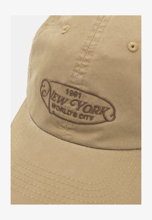 Bežna bejzbol kapa s izvezenim logotipom "New York World's City" u smešnoj boji s ukrasnim akcentima i vidljivim šavovima.