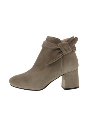 Taupefarbener Wildleder-Stiefelette mit Blockabsatz und dekorativer Schleife um den Knöchel.