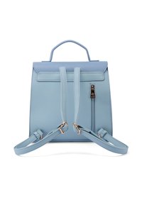 Zaino in ecopelle blu chiaro con spalline regolabili, tasca frontale con zip e manico superiore. Texture liscia, design strutturato.