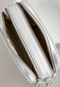 Next Taška cez plece - metallic
