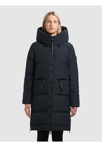 Jūras spēku pufersvārks ar lielu kapuci, priekšējo rāvējslēdzēju un divām sānu kabatām. Iezīmējas ar quilted daļām un regulējamu auklu. Gluda tekstūra.