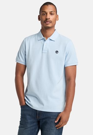 Polo shirt azzurro chiaro con maniche corte, una pattina con tre bottoni e un piccolo logo di un albero nero sul lato sinistro del petto. Tessuto in cotone.