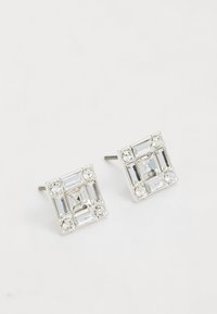 Kvalitetne kvadratne uhane od metala u srebrnoj boji s prozirnim rhinestones u različitim oblicima, stvarajući geometrijski uzorak.