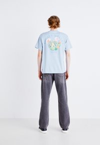 Levi's® VINTAGE FIT GRAPHIC - Marškinėliai su spaudiniu - sunset valley soft chambray