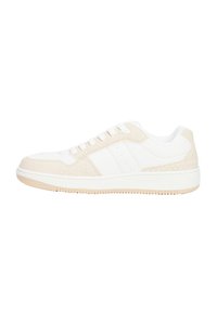 Sneakers bianche con un accento beige testurizzato. Presentano una punta liscia, pannelli perforati per la traspirazione e una suola in gomma.