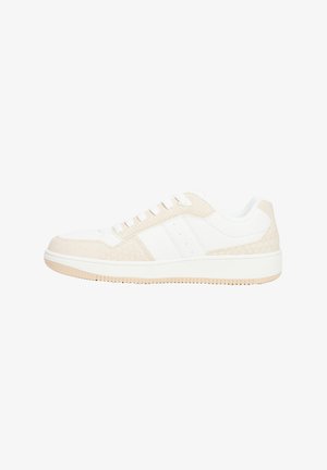 Baskets blanches avec un accent beige texturé. Présente un capot lisse, des panneaux perforés pour la respirabilité et une semelle en caoutchouc.