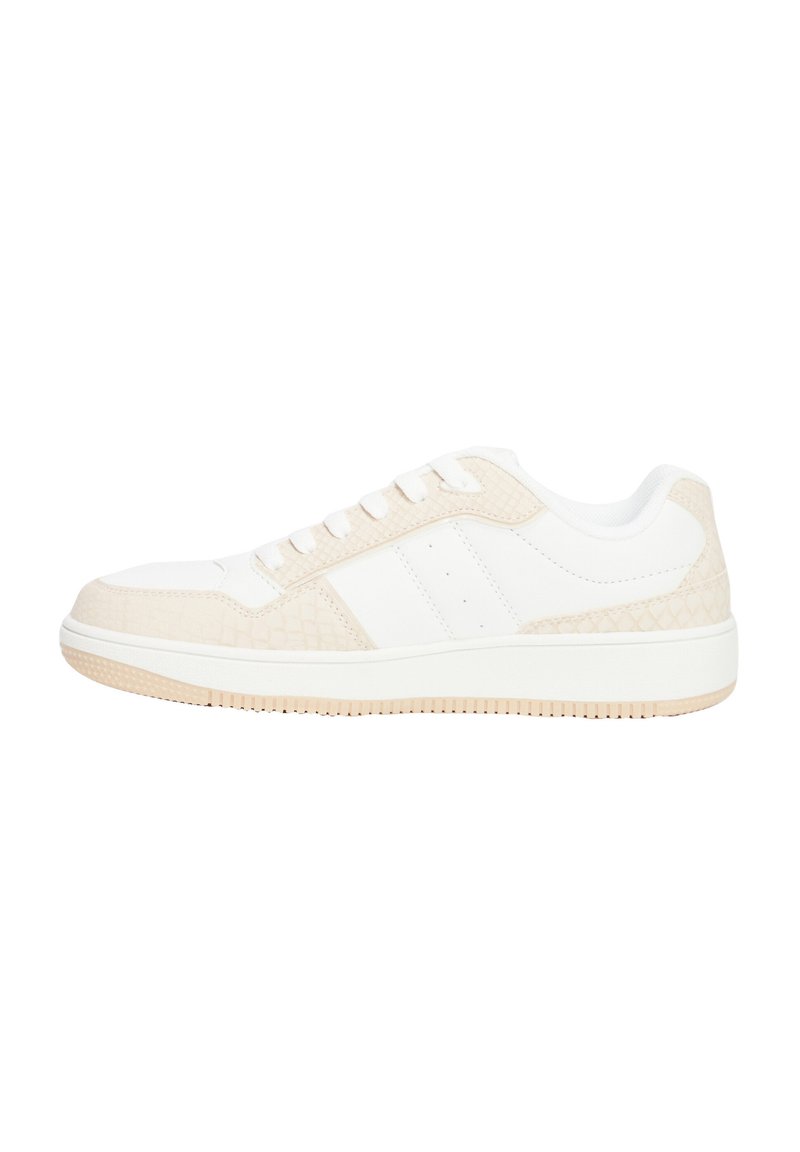 Sneakers bianche con un accento beige testurizzato. Presentano una punta liscia, pannelli perforati per la traspirazione e una suola in gomma.