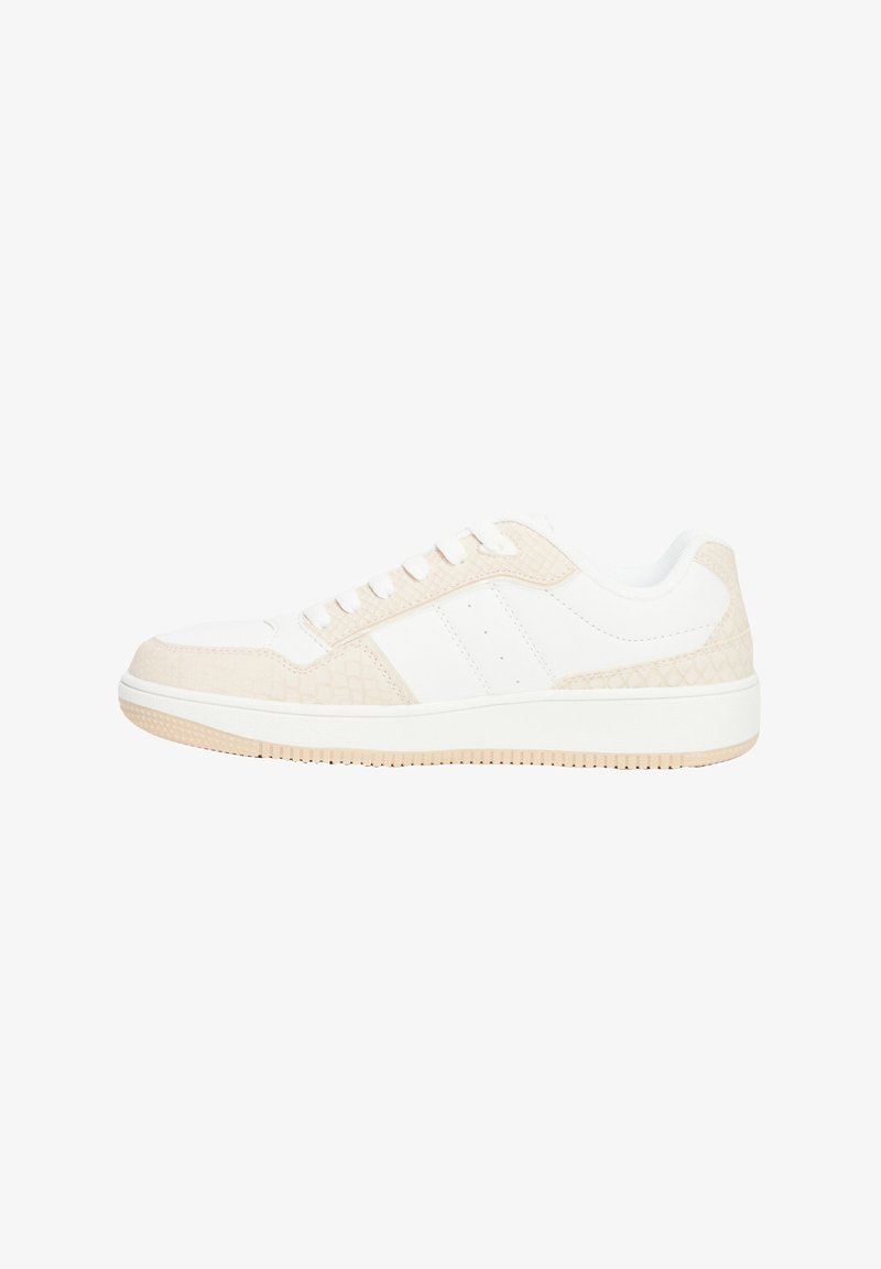 Sneakers bianche con un accento beige testurizzato. Presentano una punta liscia, pannelli perforati per la traspirazione e una suola in gomma.