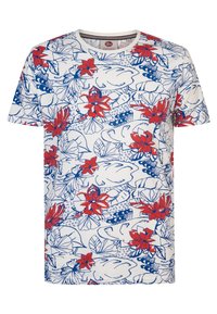 Camiseta de manga corta con un fondo blanco y patrones florales en rojo y azul, diseños de hojas, cuello redondo y textura de tela suave.