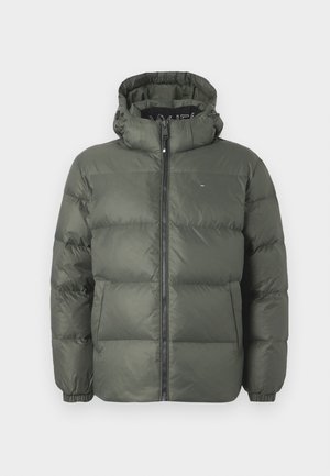 Olivgrüne Steppjacke mit hohem Kragen und Kapuze, ausgestattet mit einem Reißverschluss vorne und einem gesteppter Design. Enthält elastische Bündchen und ein Logodetail.