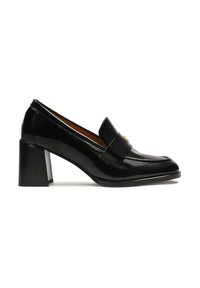 Talons en cuir verni noir avec un bout arrondi, présentant une sangle décorative à l'avant et un talon large. Texture lisse et brillante.