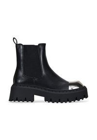 Botín de cuero negro con paneles elásticos en los laterales, suela gruesa de goma negra y puntera metálica. Cuenta con una lengüeta para tirar en la parte trasera.