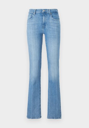 Hellblaue, ausgestellte Jeans aus Denim mit hoher Taille, ausgestattet mit fünf Taschen, einem knöpfbaren Verschluss und einer leicht abgedunkelten, leicht beschädigten Textur.