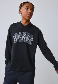 Sort langærmet t-shirt med fedt grafisk tryk i hvid og grå. V-hals design og afslappet pasform. Blød stoftekstur.