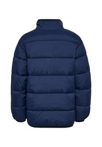 Marineblauer Daunenjacke mit hohem Kragen, gestepptem Design, elastischen Bündchen und einer glatten, glänzenden Textur. Die Rückansicht zeigt horizontale Steppdetails.