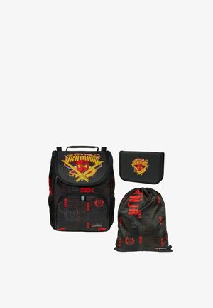 Sac à dos enfant noir et rouge, trousse et sac à cordon avec un thème d'entraînement de ninja et un graphisme d'épées croisées.