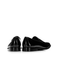 Czarne mokasyny z lakierowanej skóry o gładkiej teksturze, zaokrąglonym nosku i niskim obcasie. Charakteryzują się eleganckim, minimalistycznym designem bez ozdób.